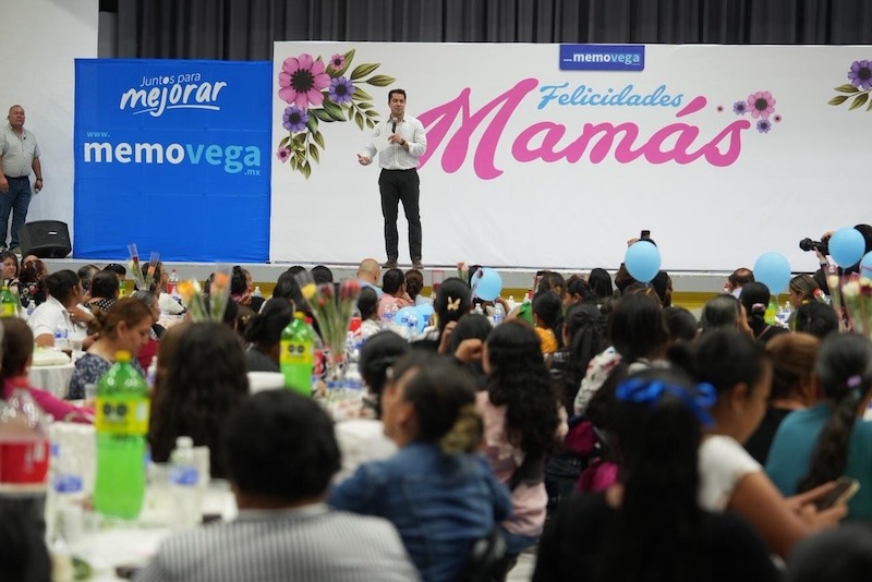 Felifer Macías participa en festejo del Día de las Madres en San Juan del Río