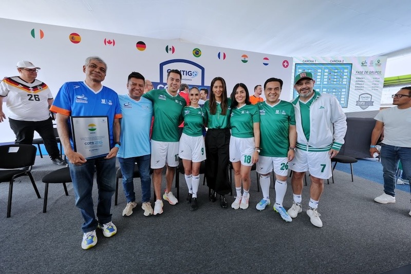 Felifer Macías participa en intercambio de estampas de la Copa del Mundo 2026