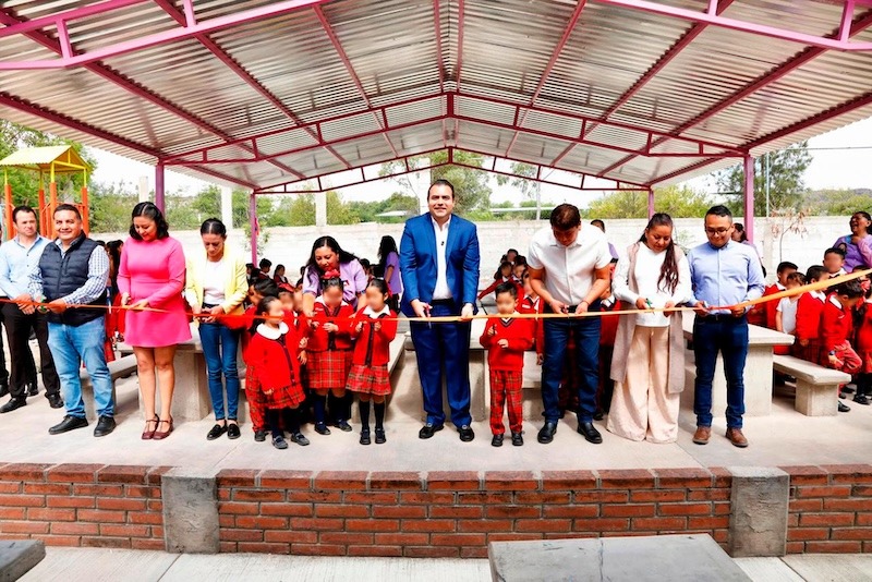 Gaspar Trueba entrega techumbre para desayunadores en preescolar de Colón