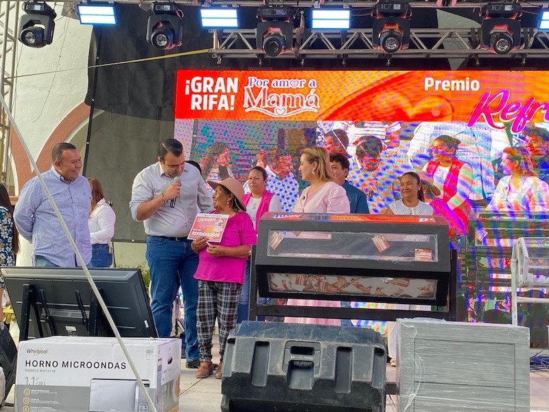 Gaspar Trueba y Elena Arreguín encabezan gran festejo para mamás de Colón