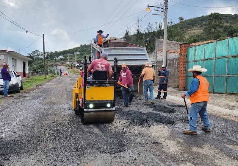 Inician trabajos de bacheo en carretera Rincón de Agua Buena-Garabato, en Amealco