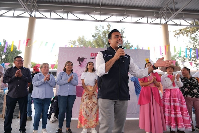 Luis Nava celebra a niñas, niños y mamás de Huimilpan