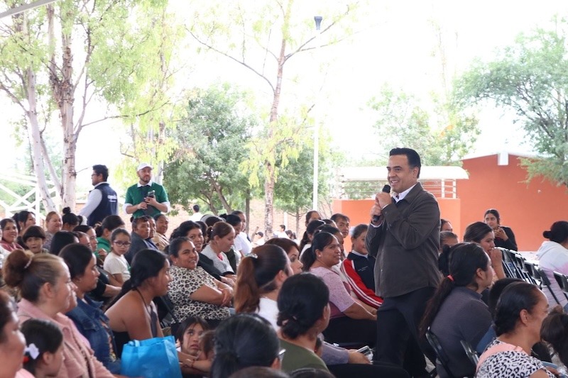 Luis Nava festeja a mamás de Santa Rosa Jáuregui