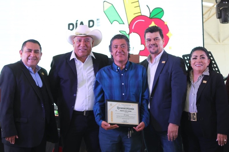 Óscar Pérez reconoce trayectoria de maestros de Amealco