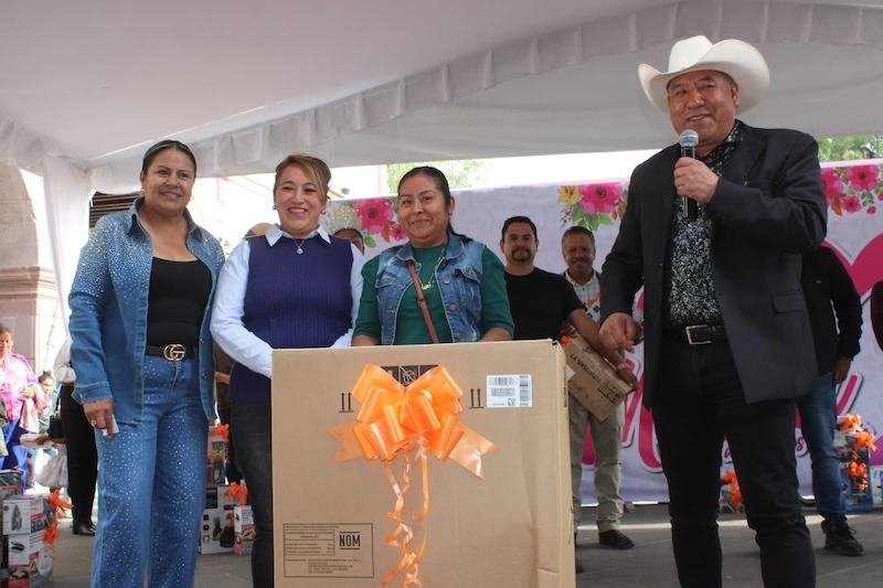 Realiza Óscar Pérez gira de festejos para mamás amealcenses