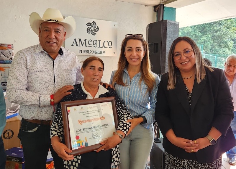 Reconoce Óscar Pérez a docentes comunitarios del CONAFE en Amealco