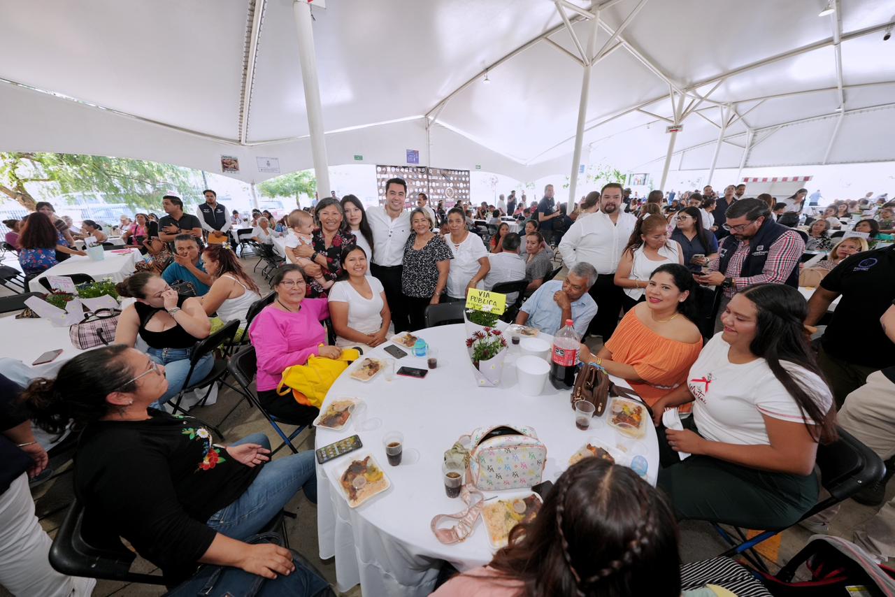 Refrenda Felifer Macías respaldo al comercio establecido durante festejo a madres de FECOPSE