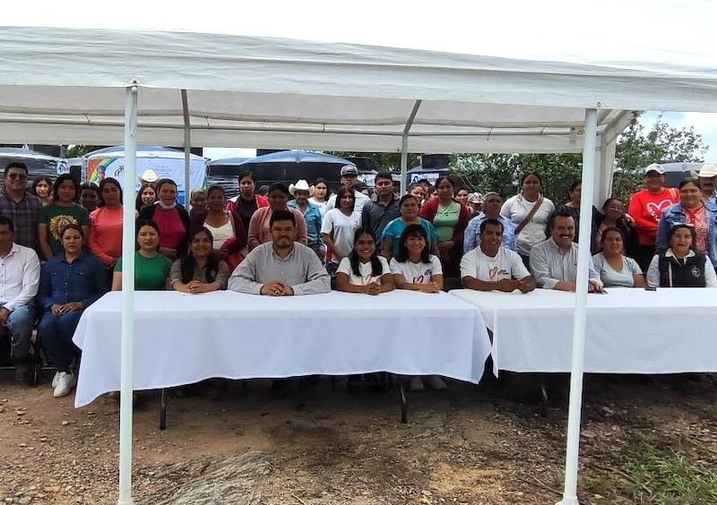 Carlos Manuel Ledesma entrega tinacos cisterna en comunidades de San Joaquín