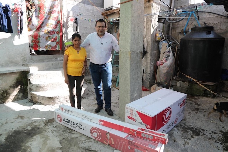 Gaspar Trueba entrega calentadores solares a 10 familias de San Ildefonso, en Colón