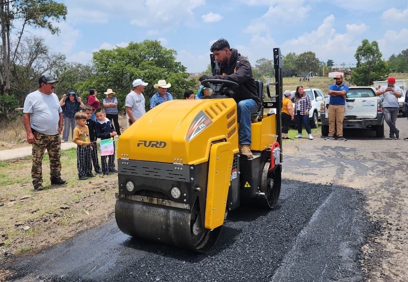Inician obras de bacheo en carretera que conecta a San Martín con La Botija, Amealco