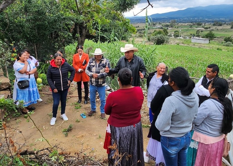 Óscar Pérez clausura curso “Huertos de Traspatio” impartido a mujeres de El Bothé, Amealco
