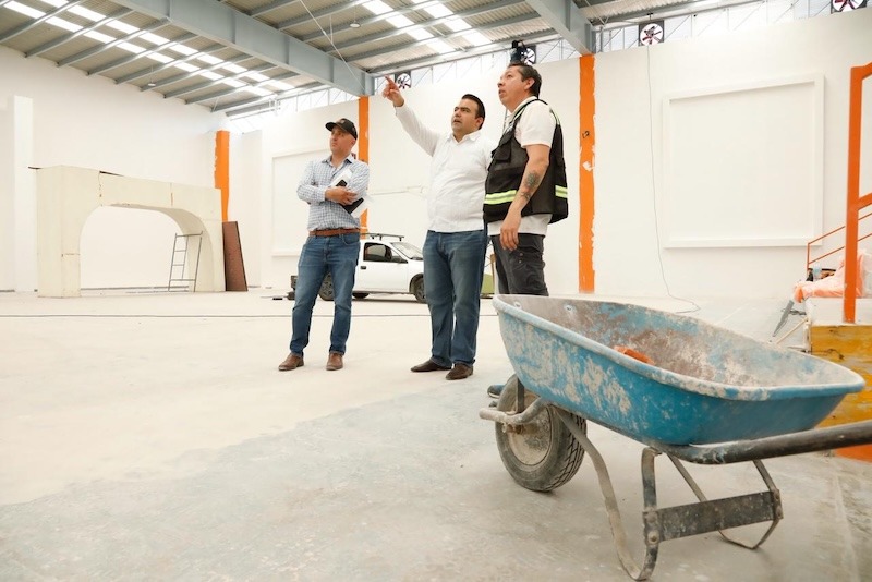 Supervisa Gaspar Trueba avance de remodelación del Auditorio Municipal de Colón