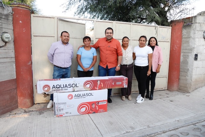 Entrega Gaspar Trueba 20 calentadores solares a familias de Viborillas, Colón