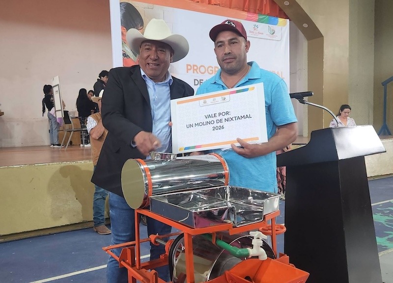 Entrega Óscar Pérez molinos de nixtamal para fortalecer la economía de familias de Amealco