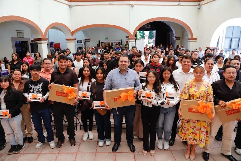 Gaspar Trueba entrega 127 tablets y laptops a estudiantes de 36 comunidades de Colón