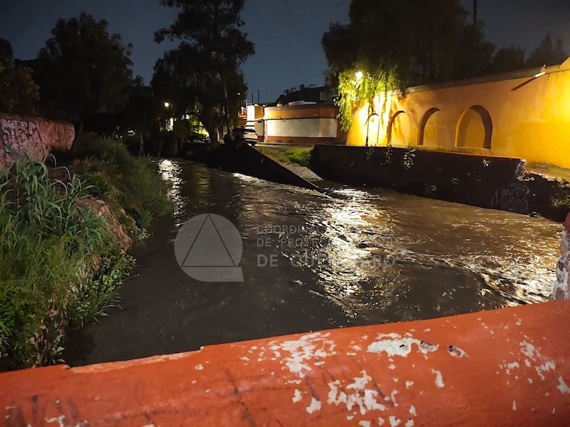Lluvias provocan anegaciones, vehículos varados y caída de material rocoso en Querétaro