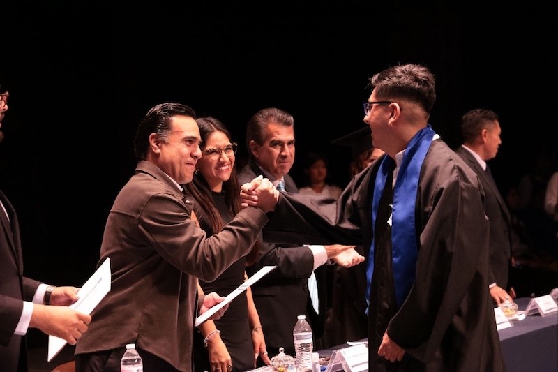 Luis Nava encabeza ceremonia de graduación de egresados del COBAQ Plantel 15
