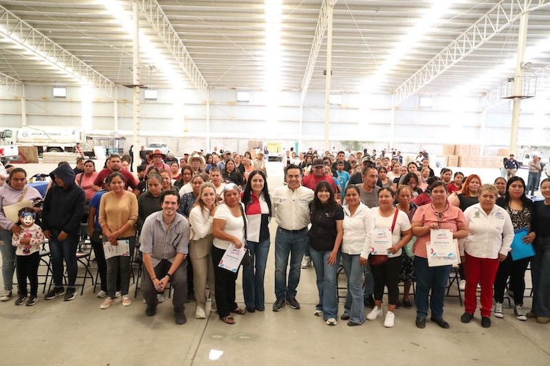 Luis Nava y Ana Karen Jiménez entregan apoyos de Coinversión Social a familias de Peñamiller