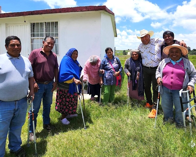 Óscar Pérez entrega apoyos funcionales a habitantes de Santiago Mexquititlán, Barrio Quinto, Amealco