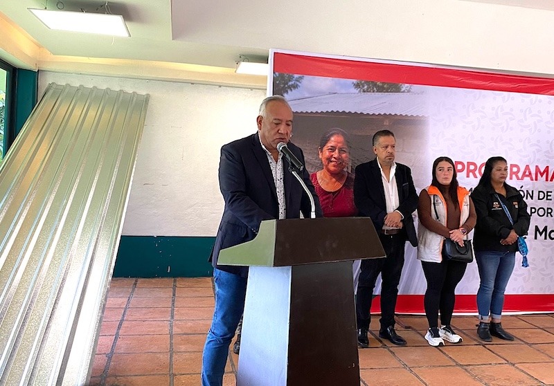 Óscar Pérez entrega láminas a 86 familias afectadas por granizadas en Amealco