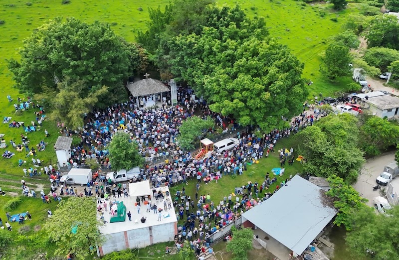 Peregrinación de Querétaro al Tepeyac avanza sin incidentes graves; más de 3 mil fieles recorren la Sierra Gorda
