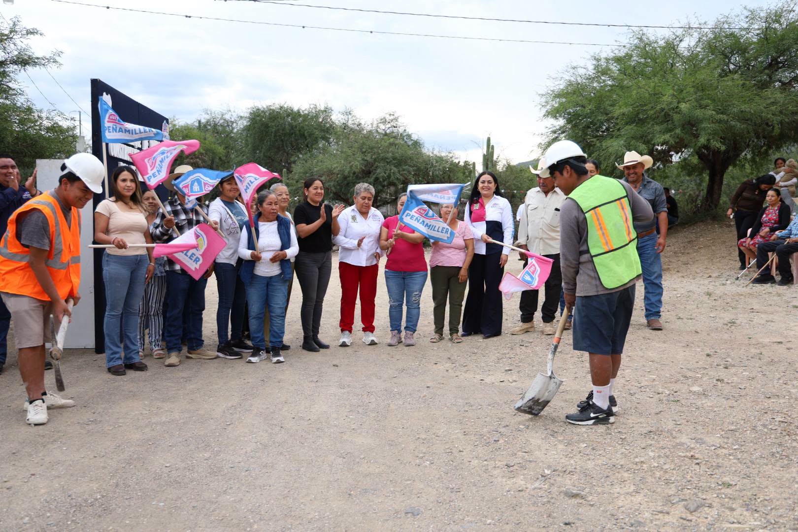Ana Karen Jiménez inicia pavimentación en Puerto de Santa María, Peñamiller