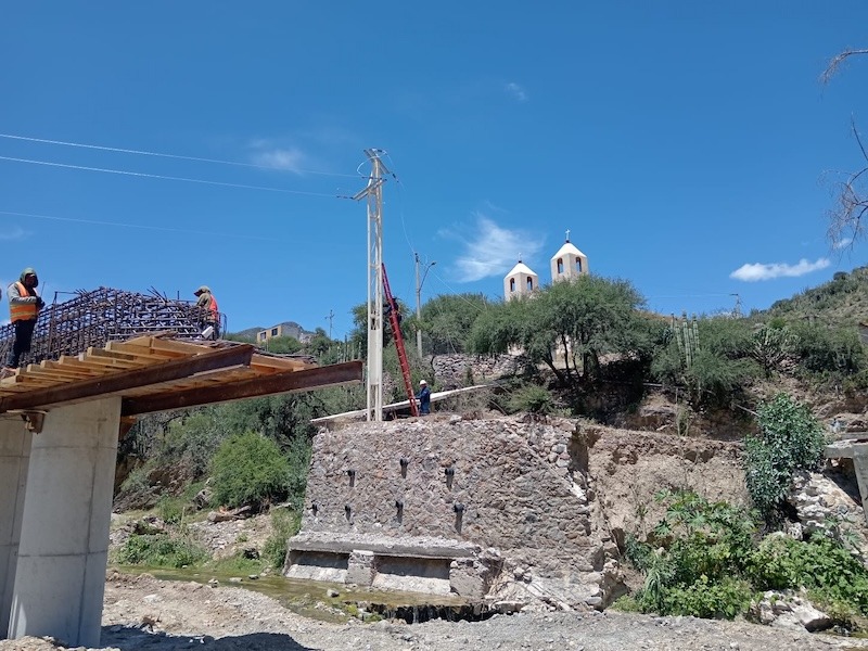 Avanza electrificación del camino principal de El Chilar, en Tolimán