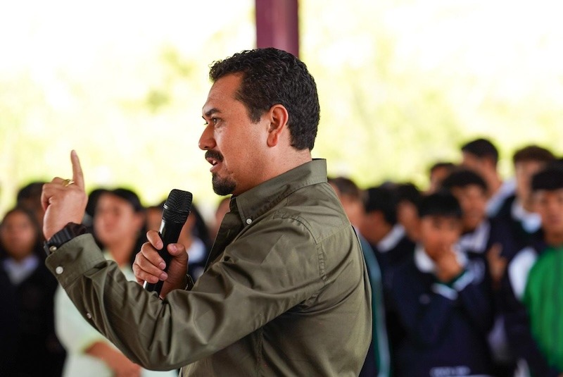 Beto Nava reitera relación cercana con instituciones educativas de Pedro Escobedo