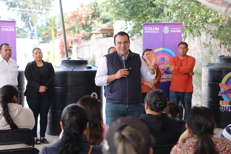 Gaspar Trueba entrega tinacos a familias de El Saucillo y anuncia ampliación del programa en Colón