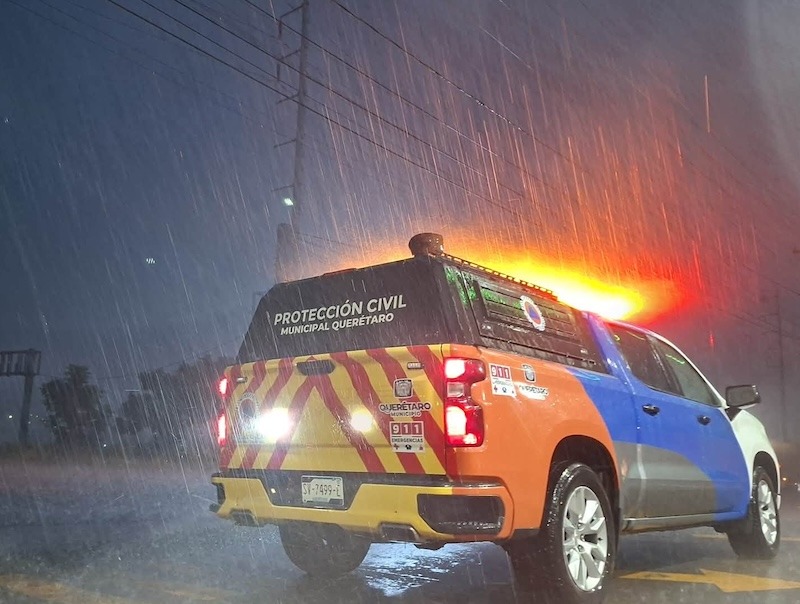 Lluvias dejan encharcamientos, cierres momentáneos y una camioneta varada en Querétaro