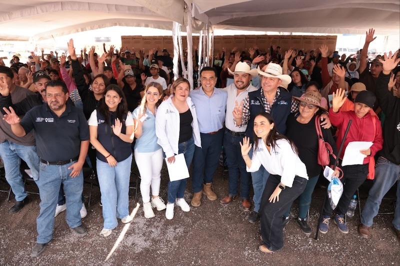Luis Nava entrega apoyos del programa de Coinversión Social en Amealco