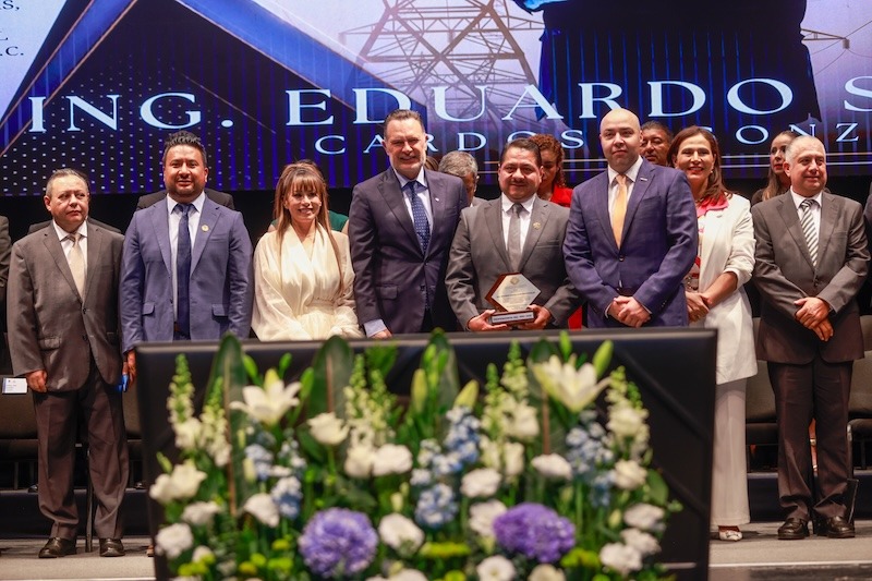 Mauricio Kuri reconoce a 17 profesionistas destacados de Querétaro