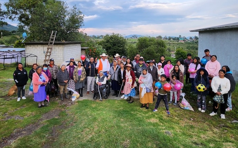 Óscar Pérez entrega sillas de ruedas y bastones a familias de La Loma del Tejocote, Amealco