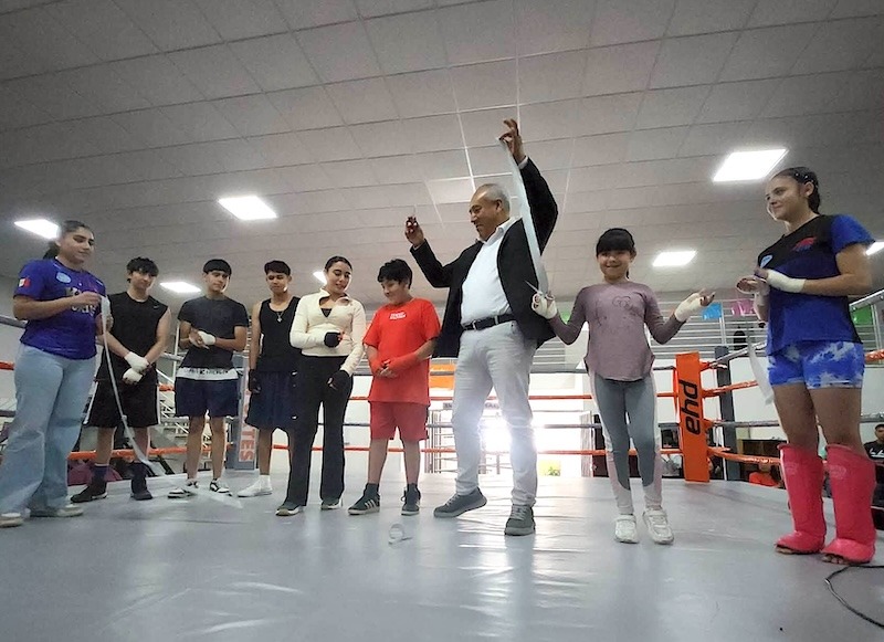 Óscar Pérez inaugura ring de box para fortalecer el deporte en Amealco