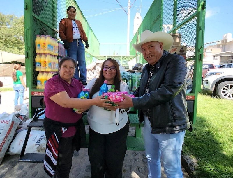 Óscar Pérez participa en jornada de canje de PET en La Torre, Amealco