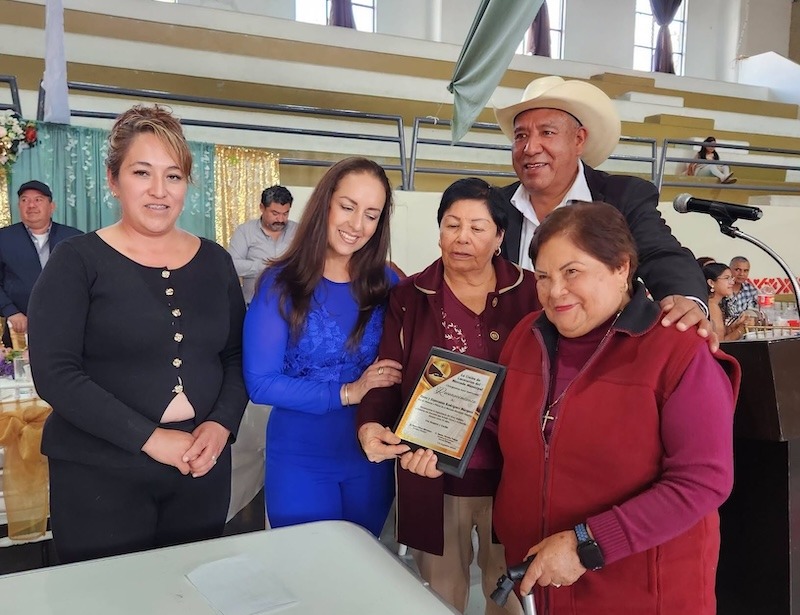 Óscar Pérez reconoce a locatarios por 44 años de trayectoria en el Mercado Municipal de Amealco