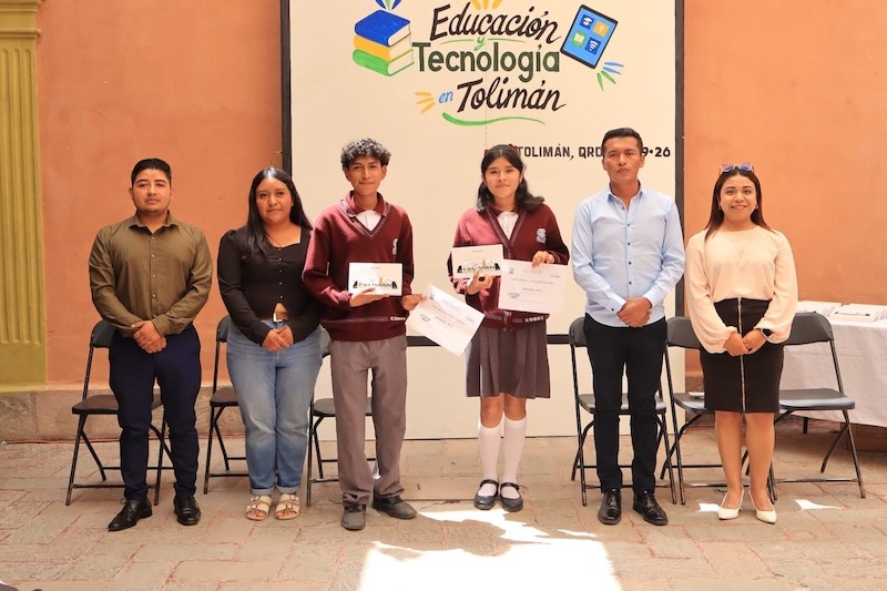 Alejo Sánchez entrega tabletas a estudiantes de nivel medio superior en Tolimán