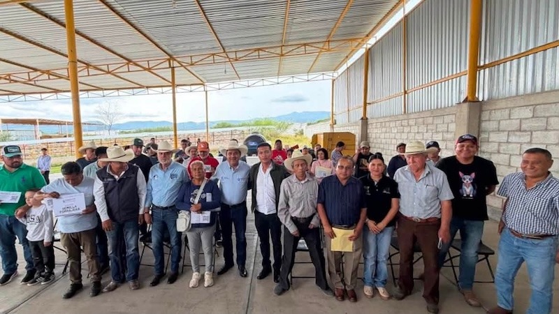 Alejo Sánchez fortalece gestión en favor del campo de Tolimán con entrega de semilla forrajera