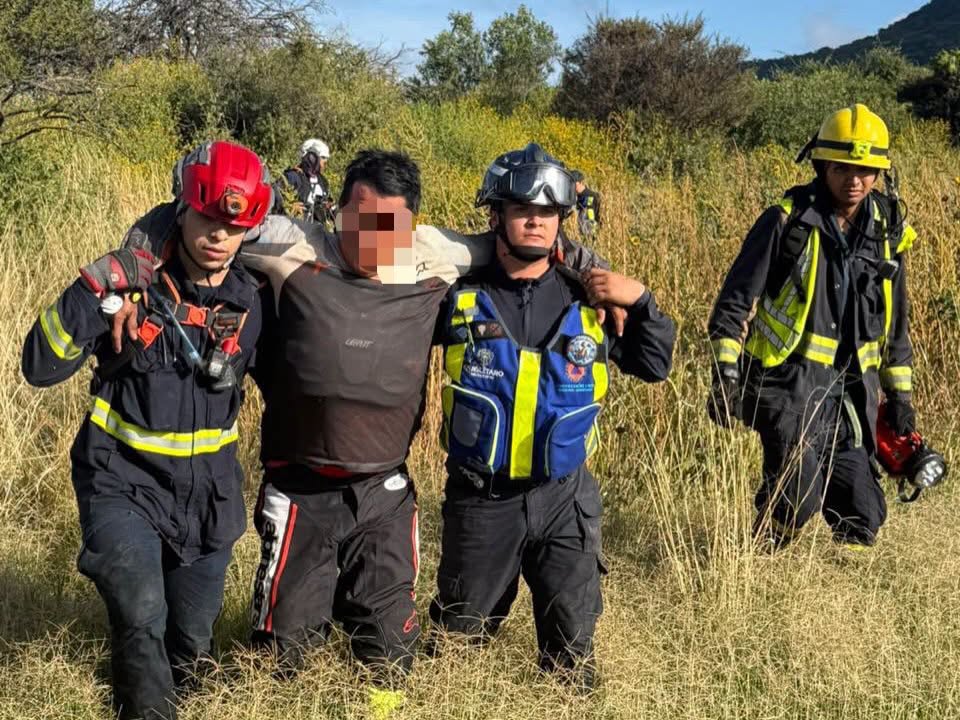 Rescatan a tres personas extraviadas en Peña Colorada; en la capital queretana; una fue trasladada vía aérea