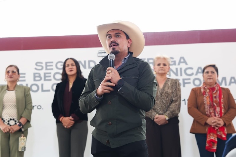 Beto Nava entrega 200 computadoras y tabletas a estudiantes de Pedro Escobedo