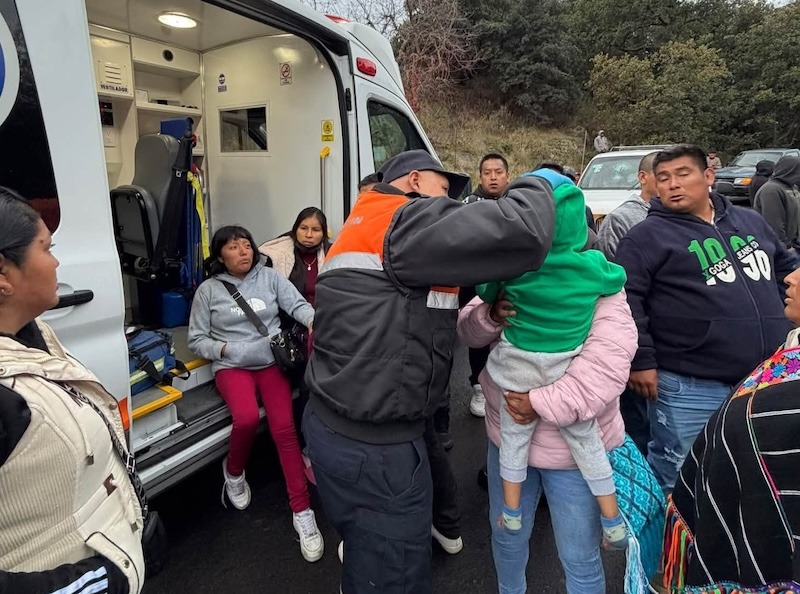 Choque frontal deja dos lesionados en Amealco; ambulancias municipales apoyan en la emergencia