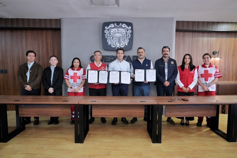Felifer Macías firma convenio con Cruz Roja y Bomberos; ciudadanos podrán donar al realizar trámites municipales