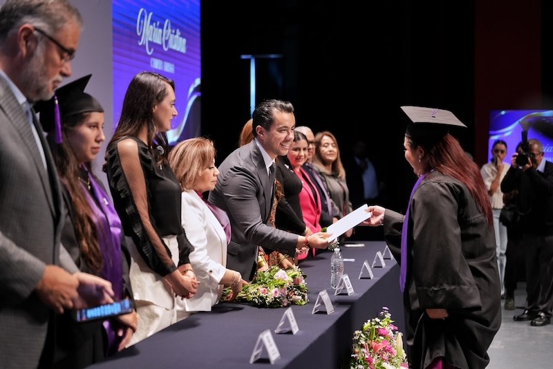 Felifer Macías reconoce a 451 graduadas de la Universidad de las Mujeres
