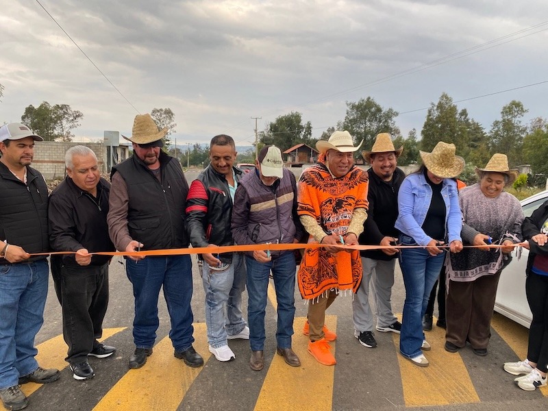 Óscar Pérez continúa entrega de obras viales en comunidades de Amealco