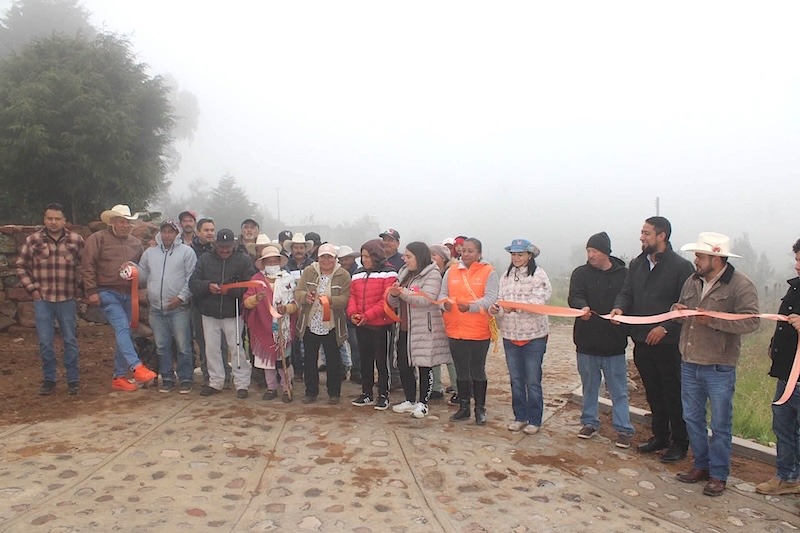 Óscar Pérez entrega calles empedradas en localidades y barrios de Amealco