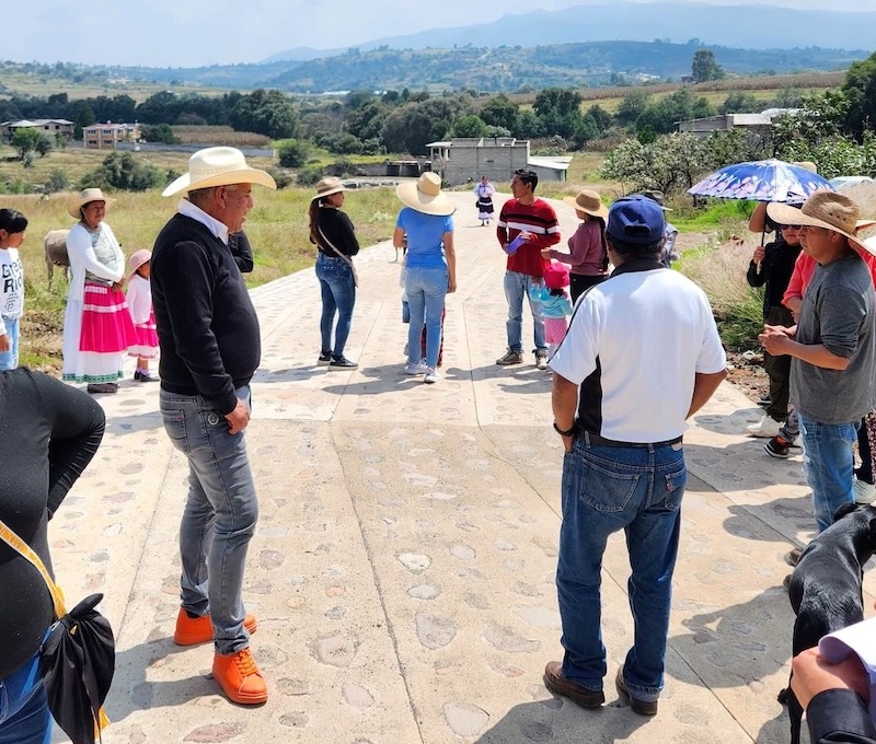 Óscar Pérez entrega nuevas obras de movilidad en comunidades de Amealco