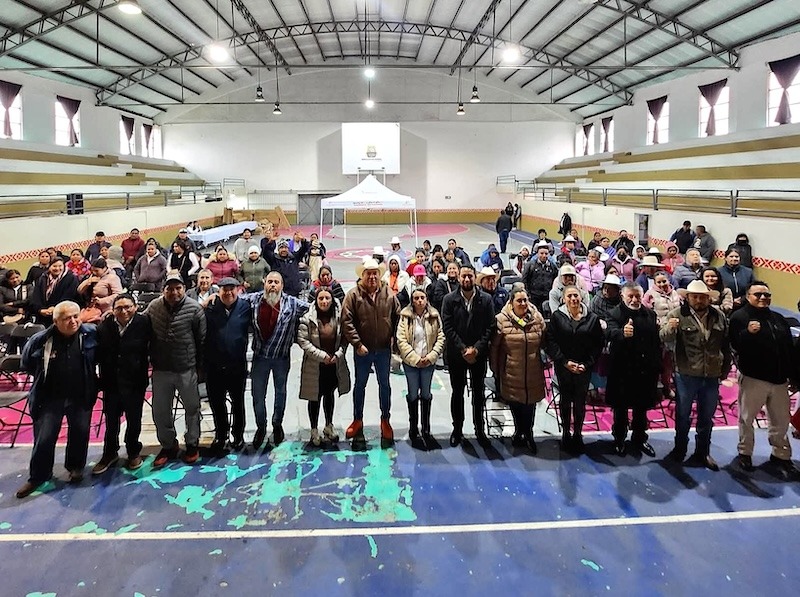 Óscar Pérez entrega toldos a artesanos de Amealco para fortalecer el Tianguis Artesanal