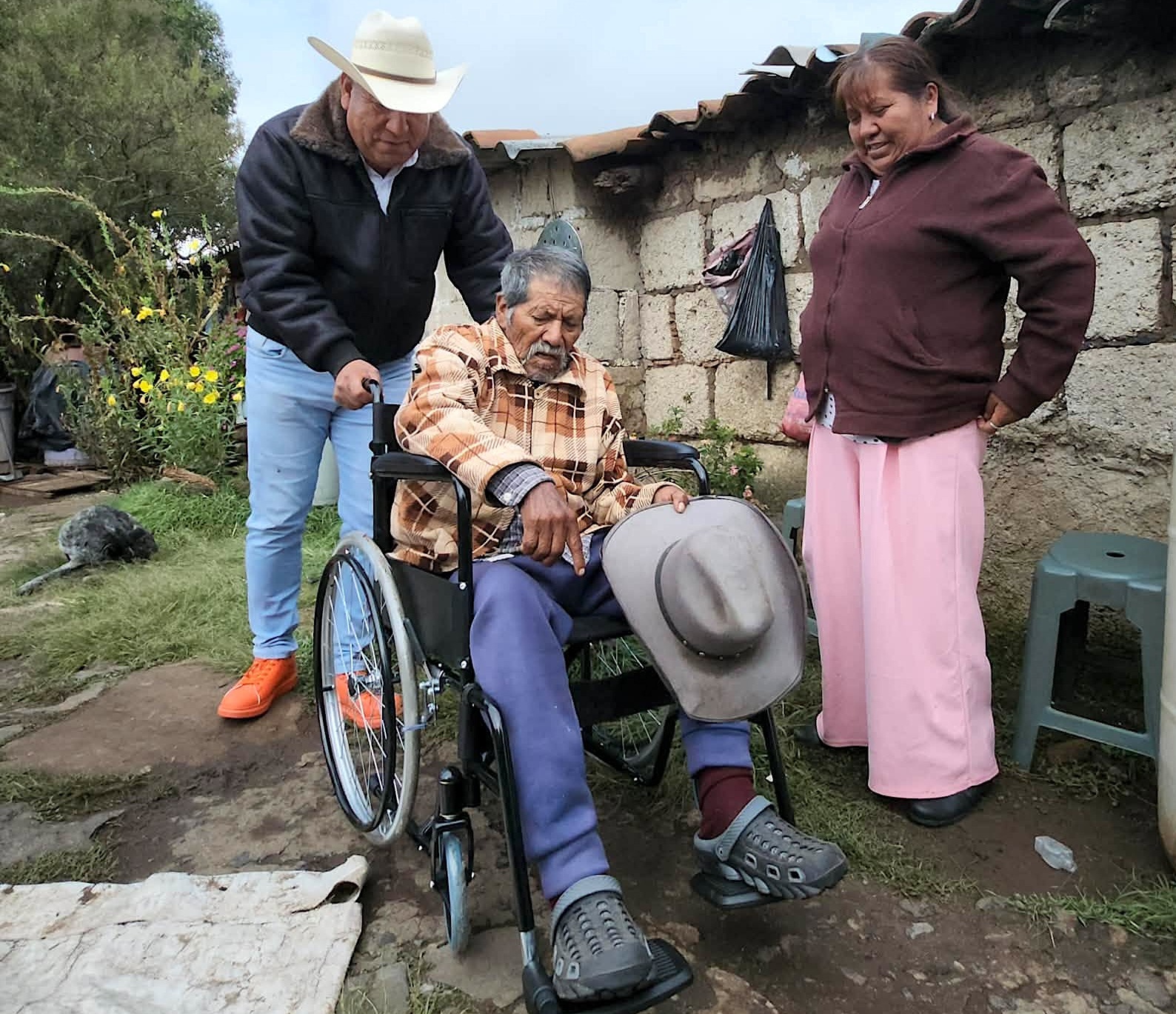 Óscar Pérez recorre comunidades de Amealco y entrega aparatos funcionales y apoyos alimentarios