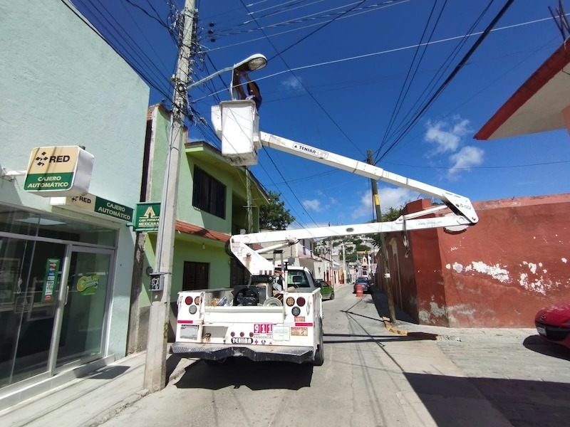 Tolimán da mantenimiento a luminarias en siete localidades