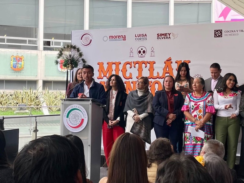 Tolimán lleva tradiciones otomíes de Día de Muertos al Senado de la República